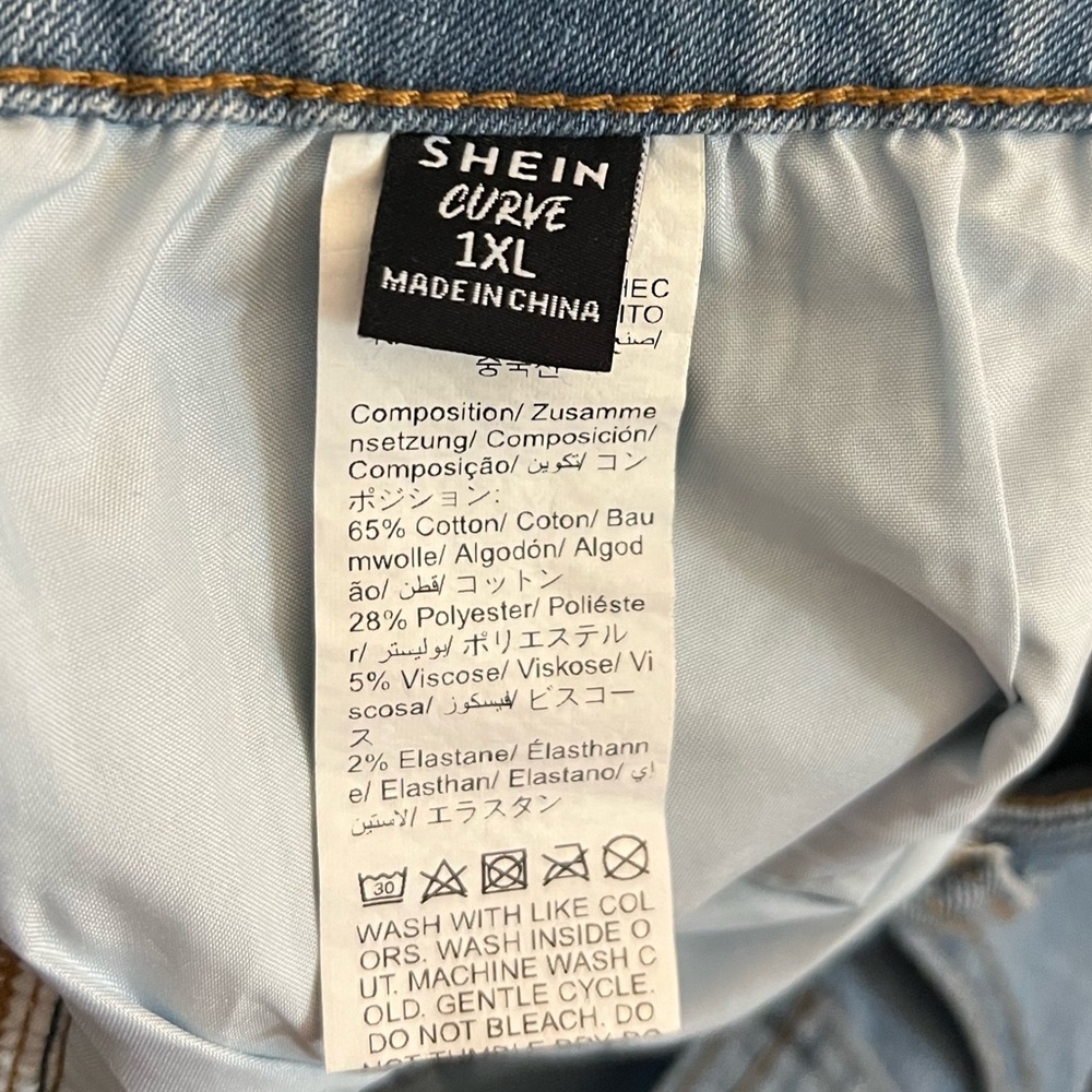 Shein Curve Denim Shorts - Picture 3 of 3